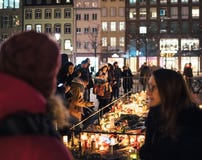 Deuil dans des habitants de Strasbourg versant l'hommage sur des victimes de Terro images stock Deuil dans des habitants de Strasbourg versant l'hommage sur des victimes de Terro images stock