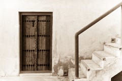 Deur en trap van traditioneel Arabisch huis stock afbeelding Deur en trap van traditioneel Arabisch huis stock afbeelding