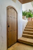 Deur en treden in mediterrane stijl stock foto Deur en treden in mediterrane stijl stock foto