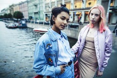 Deux adolescentes devant le b?timent d'universit? souriant, ayant l'amusement, vraie fin de concept de personnes de mode de vie photos stock Deux adolescentes devant le b?timent d'universit? souriant, ayant l'amusement, vraie fin de concept de personnes de mode de vie photos stock