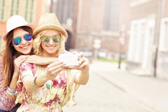 Deux amie heureux prenant le selfie images libres de droits Deux amie heureux prenant le selfie images libres de droits