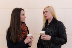 Deux amies parlant des problèmes photos libres de droits Deux amies parlant des problèmes photos libres de droits