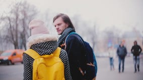 Deux amis caucasiens décontractés heureux, homme et femme, se tenant ensemble et parlant dans la rue le jour neigeux froid d'hive banque de vidéos Deux amis caucasiens décontractés heureux, homme et femme, se tenant ensemble et parlant dans la rue le jour neigeux froid d'hive banque de vidéos