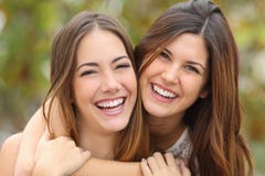 Deux amis de femmes riant avec les dents blanches parfaites Deux amis de femmes riant avec les dents blanches parfaites