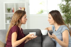 Deux amis parlant sérieusement à la maison images libres de droits Deux amis parlant sérieusement à la maison images libres de droits