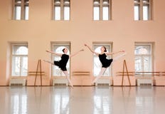 Deux ballerines adolescentes pratiquant dans le grand studio de ballet classique photo libre de droits Deux ballerines adolescentes pratiquant dans le grand studio de ballet classique photo libre de droits
