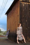 Deux belles jeunes femmes au village photographie stock Deux belles jeunes femmes au village photographie stock