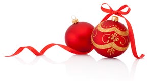 Deux boules rouges de décoration de Noël avec l'arc de ruban d'isolement images stock Deux boules rouges de décoration de Noël avec l'arc de ruban d'isolement images stock