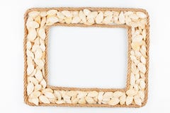 Deux cadres faits de la corde avec des graines de citrouille sur un backgr blanc image libre de droits Deux cadres faits de la corde avec des graines de citrouille sur un backgr blanc image libre de droits