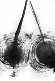 Deux cercles brosse-dessin?s et deux lignes qui sortent de eux image libre de droits Deux cercles brosse-dessin?s et deux lignes qui sortent de eux image libre de droits