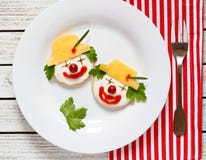 Deux ckrakers de fromage photographie stock Deux ckrakers de fromage photographie stock