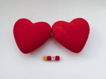 Deux coeurs rouges avec le mot AIMENT des lettres colorées Image stock