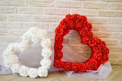 Deux coeurs Coeurs rouges et blancs avec un modèle des roses photo libre de droits Deux coeurs Coeurs rouges et blancs avec un modèle des roses photo libre de droits