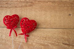 Deux coeurs rouges sur un fond en bois Concept de Saint Valentin image stock Deux coeurs rouges sur un fond en bois Concept de Saint Valentin image stock