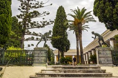 Deux coureurs en bronze sur le palais d'Achilleion de princesse Sissy à Corfou, Grèce photos libres de droits Deux coureurs en bronze sur le palais d'Achilleion de princesse Sissy à Corfou, Grèce photos libres de droits