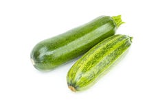 Deux courgette ou courgettes mûre verte fraîche entière, objet d'isolement sur le fond blanc photo libre de droits Deux courgette ou courgettes mûre verte fraîche entière, objet d'isolement sur le fond blanc photo libre de droits