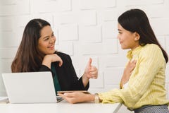 Deux dames asiatiques d'architecte au bureau image stock Deux dames asiatiques d'architecte au bureau image stock