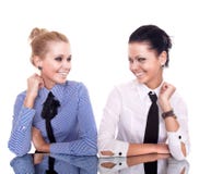 Deux emplacements de femme d'affaires sur la table de réflexion photo stock Deux emplacements de femme d'affaires sur la table de réflexion photo stock