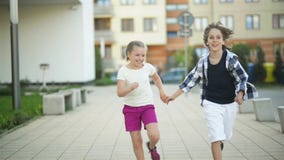 Deux enfants heureux courus ensemble tenant des mains Leur vague de cheveux blonds sur le vent banque de vidéos Deux enfants heureux courus ensemble tenant des mains Leur vague de cheveux blonds sur le vent banque de vidéos
