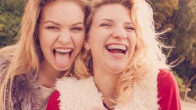 Deux femmes folles ayant l'amusement extérieur photo stock Deux femmes folles ayant l'amusement extérieur photo stock
