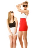 Deux femmes folles sexy en été vêtx des lunettes de soleil Photo libre de droits Deux femmes folles sexy en été vêtx des lunettes de soleil Photo libre de droits