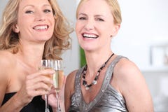 Femmes buvant du champagne images stock Femmes buvant du champagne images stock
