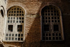 Deux fenêtres à l'ombre et à la lumière sur le mur de briques de tuile image libre de droits Deux fenêtres à l'ombre et à la lumière sur le mur de briques de tuile image libre de droits