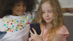 Deux filles d'école maternelle à l'aide des smartphones pour dépenser le temps gratuit, les enfants et la technologie clips vidéos Deux filles d'école maternelle à l'aide des smartphones pour dépenser le temps gratuit, les enfants et la technologie clips vidéos