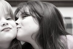 Deux filles et un baiser photographie stock libre de droits Deux filles et un baiser photographie stock libre de droits
