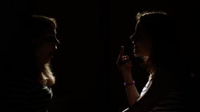 Deux filles peignant des cheveux clips vidéos Deux filles peignant des cheveux clips vidéos