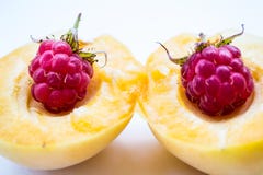 Deux framboises en abricot de partie images libres de droits Deux framboises en abricot de partie images libres de droits