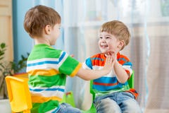Deux garçons d'enfants d'amis jouent ensemble d'intérieur photos libres de droits Deux garçons d'enfants d'amis jouent ensemble d'intérieur photos libres de droits