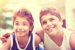 Deux garçons de l'adolescence heureux photo libre de droits Deux garçons de l'adolescence heureux photo libre de droits
