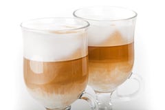 Deux grandes tasses avec des poignées de café de latte photographie stock libre de droits Deux grandes tasses avec des poignées de café de latte photographie stock libre de droits