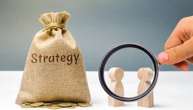 Deux hommes d'affaires discutent la strat?gie commerciale La strat?gie commerciale est un mod?le int?gr? des actions con?ues pour photo stock Deux hommes d'affaires discutent la strat?gie commerciale La strat?gie commerciale est un mod?le int?gr? des actions con?ues pour photo stock
