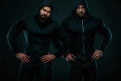 Deux hommes musculaires de sports de forme physique, atletes avec dans le gymnase de forme physique image libre de droits Deux hommes musculaires de sports de forme physique, atletes avec dans le gymnase de forme physique image libre de droits