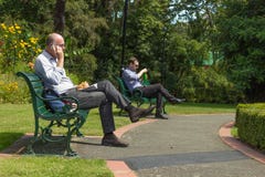 Deux hommes prenant le déjeuner chez Anzac Park, Nelson images libres de droits Deux hommes prenant le déjeuner chez Anzac Park, Nelson images libres de droits