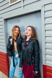Deux jeune amie attirants se tenant ensemble et posant sur l'appareil-photo Façonnez dehors amies de jeunes de portrait assez mie Photographie stock libre de droits Deux jeune amie attirants se tenant ensemble et posant sur l'appareil-photo Façonnez dehors amies de jeunes de portrait assez mie Photographie stock libre de droits