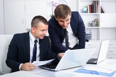 Deux jeunes directeurs dans le bureau images stock Deux jeunes directeurs dans le bureau images stock