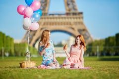 Deux jeunes femmes ayant le pique-nique près de Tour Eiffel à Paris, France photos stock Deux jeunes femmes ayant le pique-nique près de Tour Eiffel à Paris, France photos stock