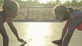 Deux jeunes femmes faisant des pousées banque de vidéos Deux jeunes femmes faisant des pousées banque de vidéos