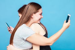 Deux jeunes femmes font à la photo de l'eath autre huging image libre de droits Deux jeunes femmes font à la photo de l'eath autre huging image libre de droits
