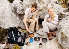 Deux jeunes femmes prépare quelque chose manger photographie stock libre de droits Deux jeunes femmes prépare quelque chose manger photographie stock libre de droits