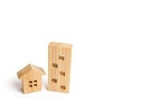 Deux maisons en bois sur un fond blanc Une grande maison meilleure puis petite Le concept d'acheter une maison ou un appartement photo stock Deux maisons en bois sur un fond blanc Une grande maison meilleure puis petite Le concept d'acheter une maison ou un appartement photo stock