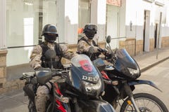 Deux membres de la force de police sp?ciale de delta se reposant sur leurs motocyclettes haute puissance dans une petite rue dans photo stock Deux membres de la force de police sp?ciale de delta se reposant sur leurs motocyclettes haute puissance dans une petite rue dans photo stock
