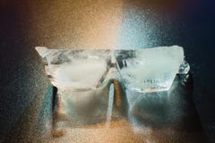 Deux morceaux de glace accentués par différentes sources lumineuses images libres de droits Deux morceaux de glace accentués par différentes sources lumineuses images libres de droits
