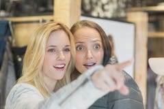 Deux ont étonné les amis féminins se dirigeant loin photos stock Deux ont étonné les amis féminins se dirigeant loin photos stock