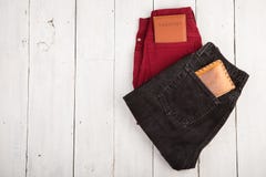 deux paires de jeans, passeports et bourses sur le fond en bois blanc photographie stock deux paires de jeans, passeports et bourses sur le fond en bois blanc photographie stock