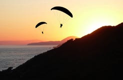 Deux parapentistes au coucher du soleil Photo libre de droits Deux parapentistes au coucher du soleil Photo libre de droits