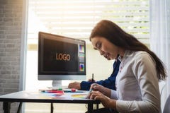 Deux personnes créatives graphiques de concepteur travaillant au sujet de la conception de site Web avec l'ordinateur et du style image stock Deux personnes créatives graphiques de concepteur travaillant au sujet de la conception de site Web avec l'ordinateur et du style image stock